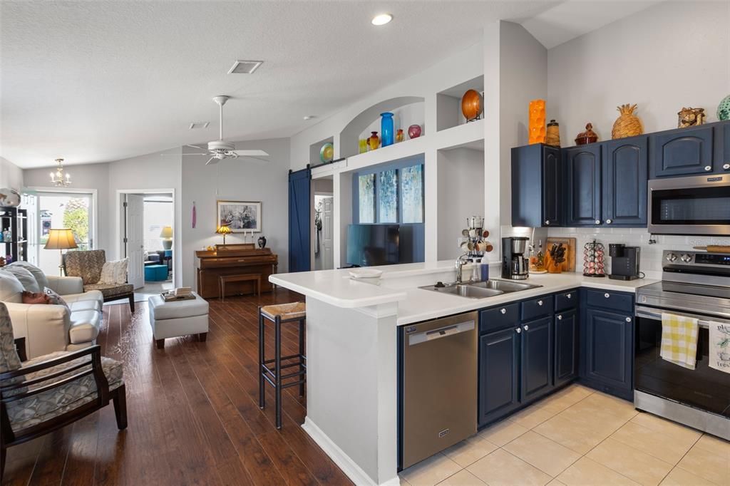 For Sale: $324,900 (2 beds, 2 baths, 1341 Square Feet)