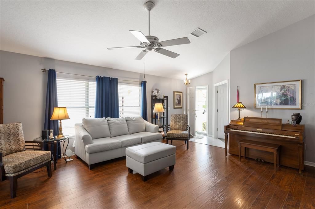 For Sale: $324,900 (2 beds, 2 baths, 1341 Square Feet)