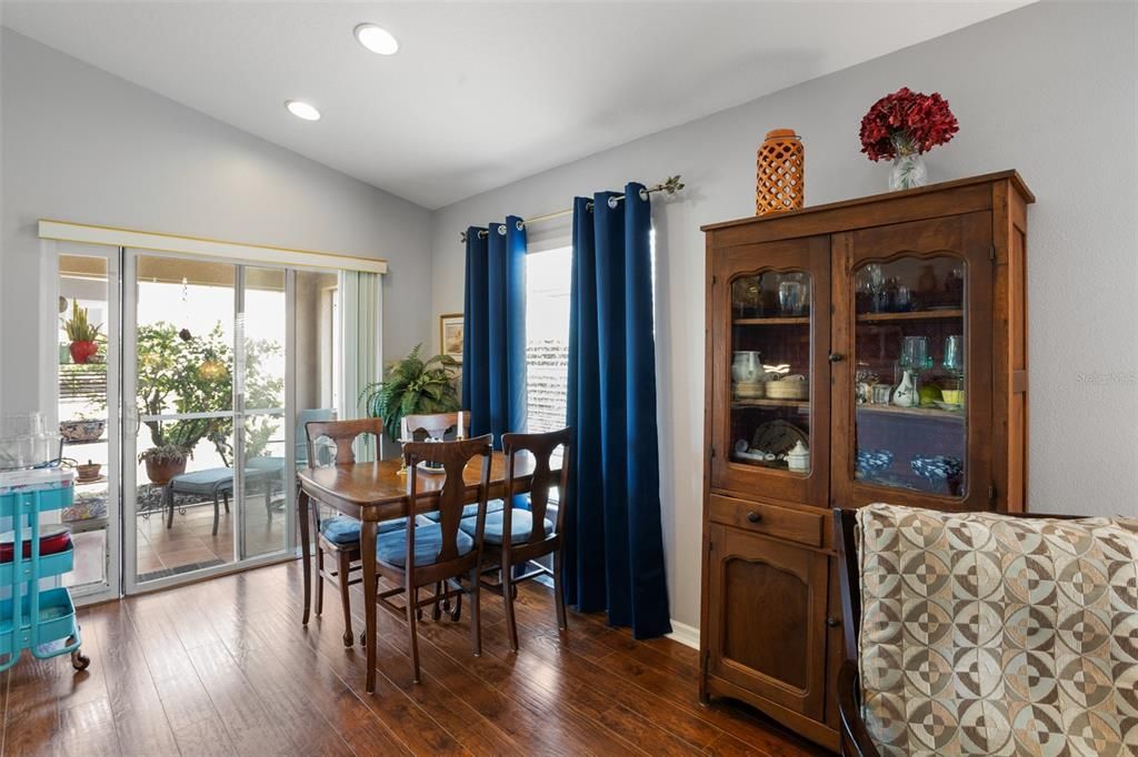 For Sale: $324,900 (2 beds, 2 baths, 1341 Square Feet)