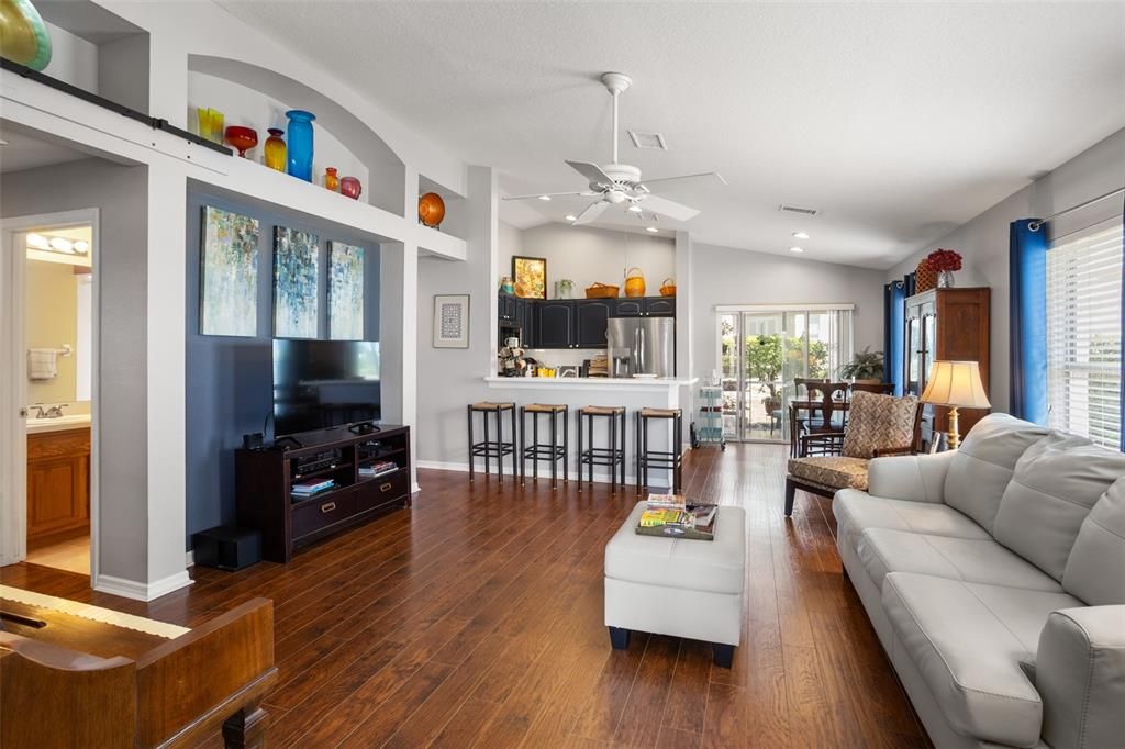 For Sale: $324,900 (2 beds, 2 baths, 1341 Square Feet)