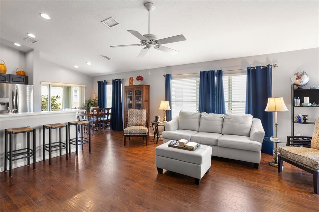 For Sale: $324,900 (2 beds, 2 baths, 1341 Square Feet)