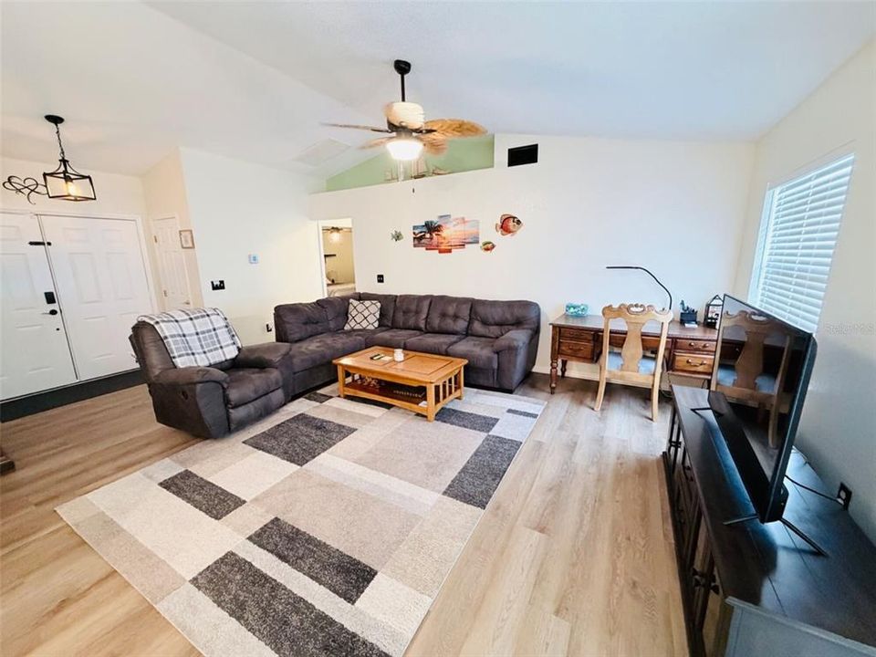 For Rent: $1,995 (3 beds, 2 baths, 1531 Square Feet)