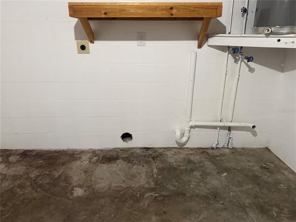 For Sale: $229,000 (2 beds, 1 baths, 744 Square Feet)