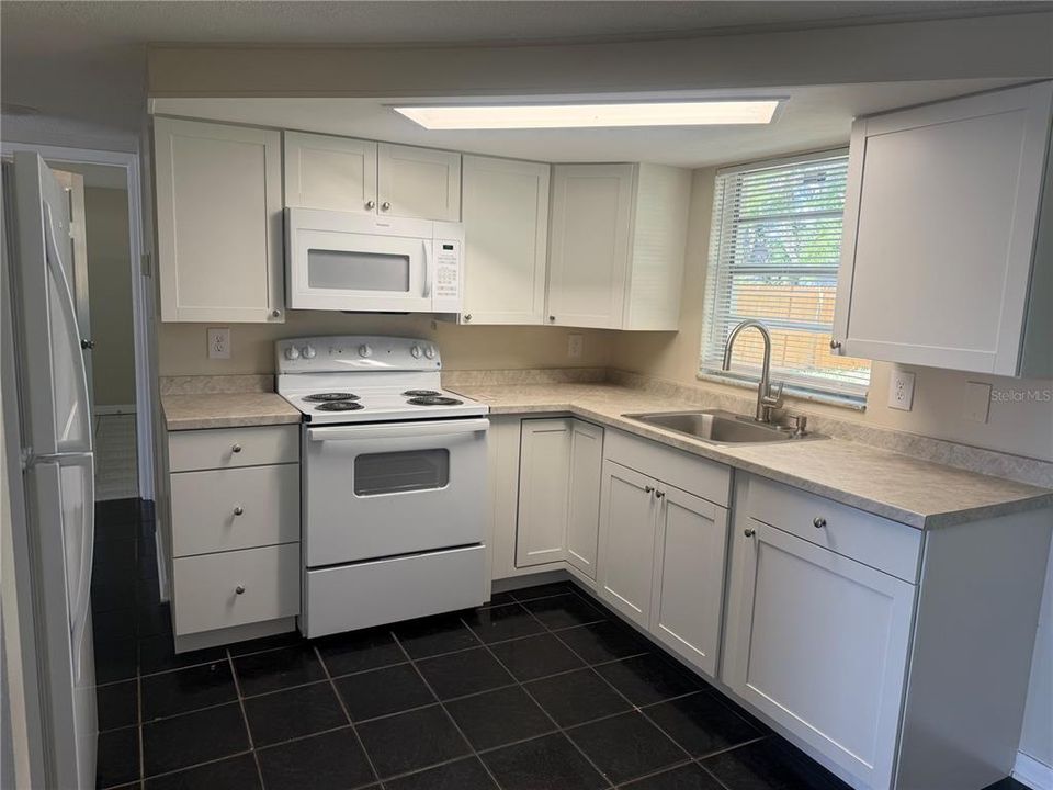 For Sale: $229,000 (2 beds, 1 baths, 744 Square Feet)