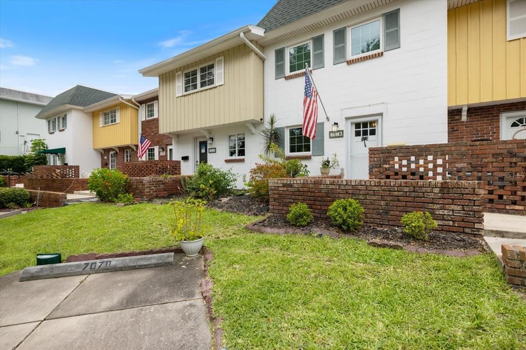 For Sale: $489,000 (2 beds, 1 baths, 1253 Square Feet)