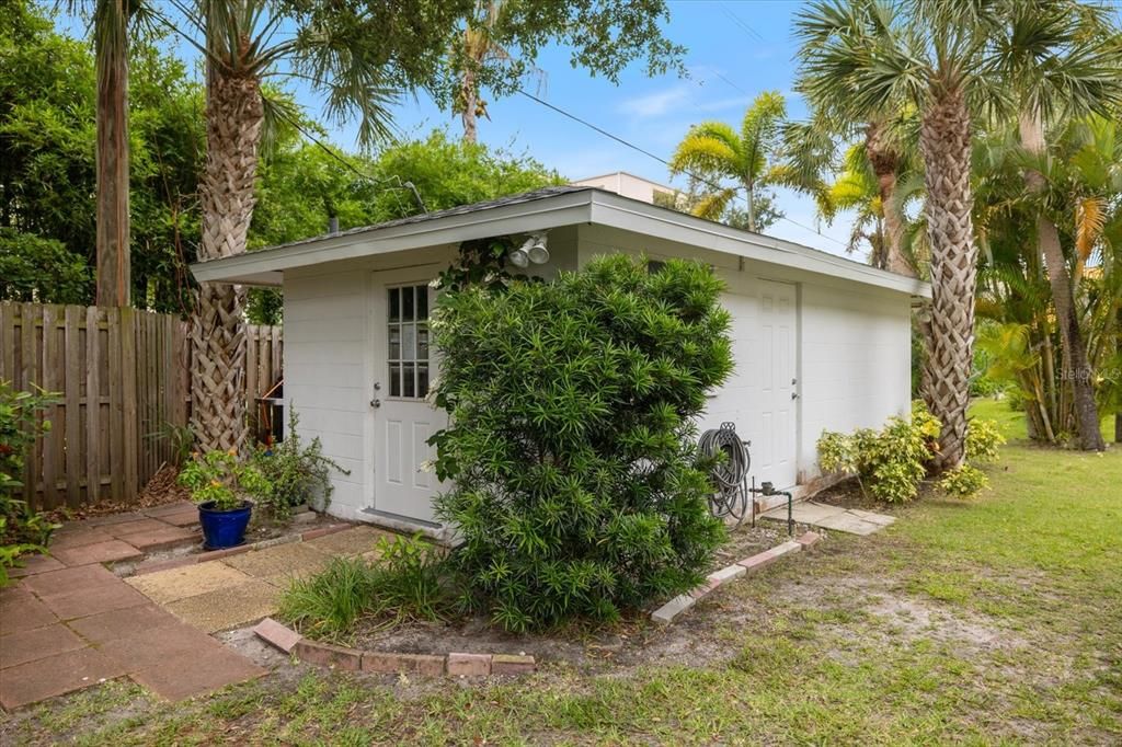 For Sale: $489,000 (2 beds, 1 baths, 1253 Square Feet)