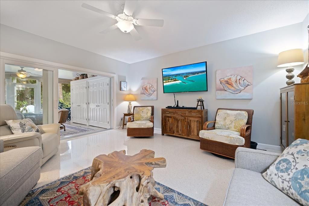 For Sale: $489,000 (2 beds, 1 baths, 1253 Square Feet)