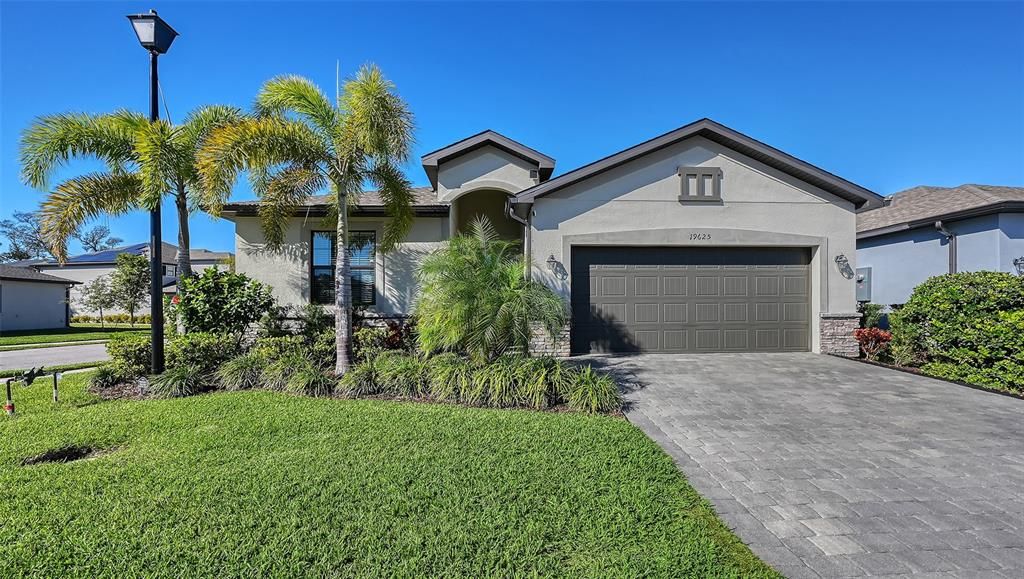 For Sale: $455,000 (3 beds, 2 baths, 1681 Square Feet)