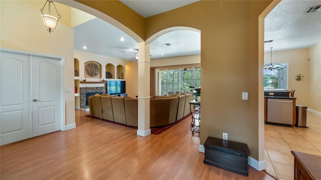 En Venta: $650,000 (3 camas, 2 baños, 2033 Pies cuadrados)
