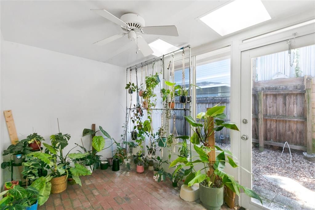 Activo con contrato: $260,000 (2 camas, 1 baños, 878 Pies cuadrados)