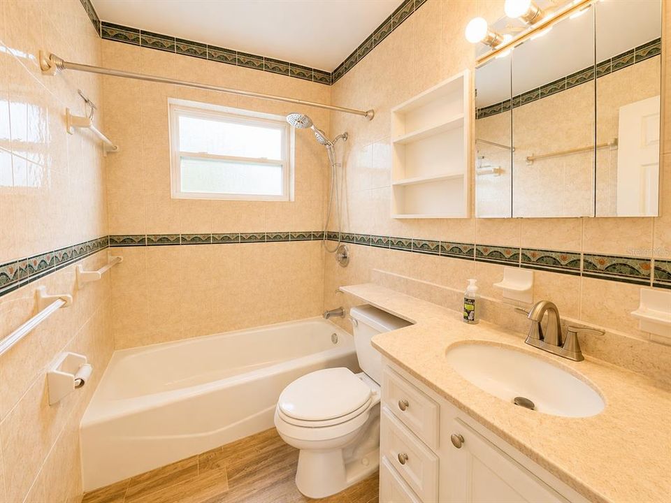 На продажу: $309,900 (2 спален, 1 ванн, 987 Квадратных фут)