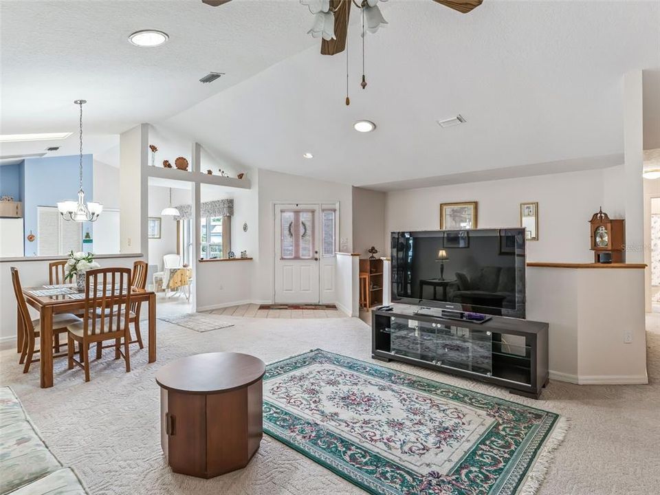 For Sale: $275,000 (2 beds, 2 baths, 1704 Square Feet)