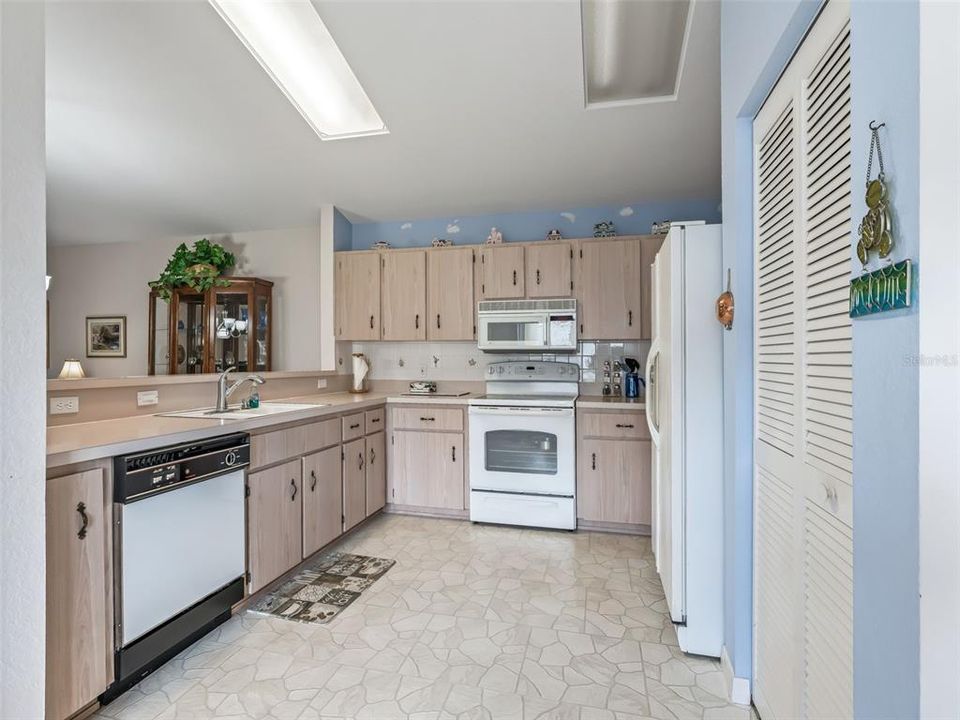 For Sale: $275,000 (2 beds, 2 baths, 1704 Square Feet)