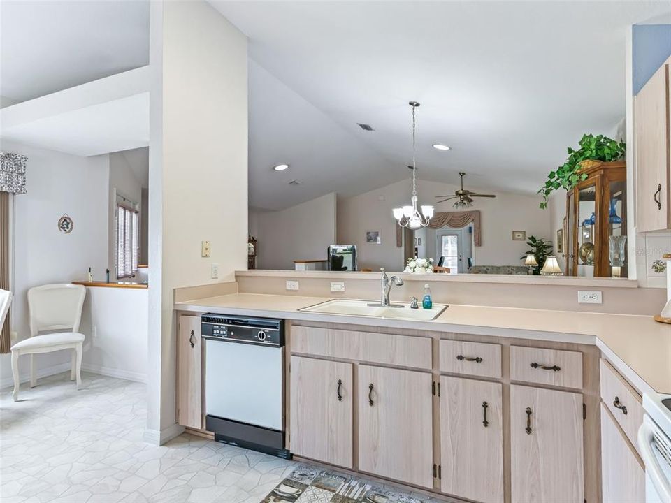 For Sale: $275,000 (2 beds, 2 baths, 1704 Square Feet)