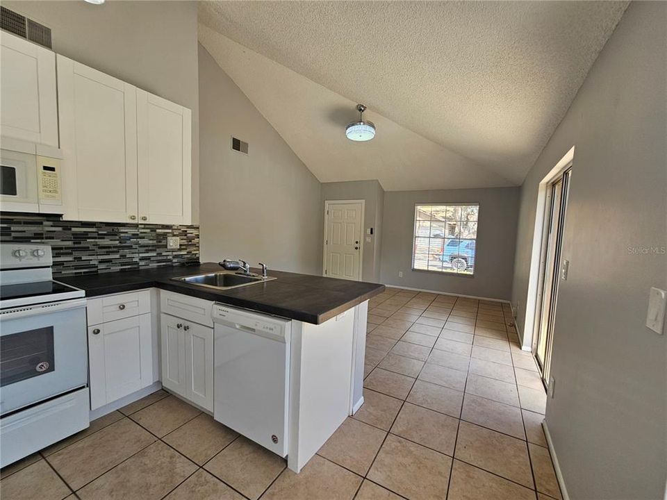 For Rent: $2,000 (2 beds, 1 baths, 797 Square Feet)