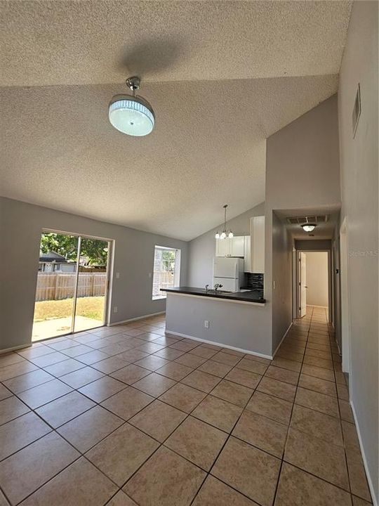 For Rent: $2,000 (2 beds, 1 baths, 797 Square Feet)