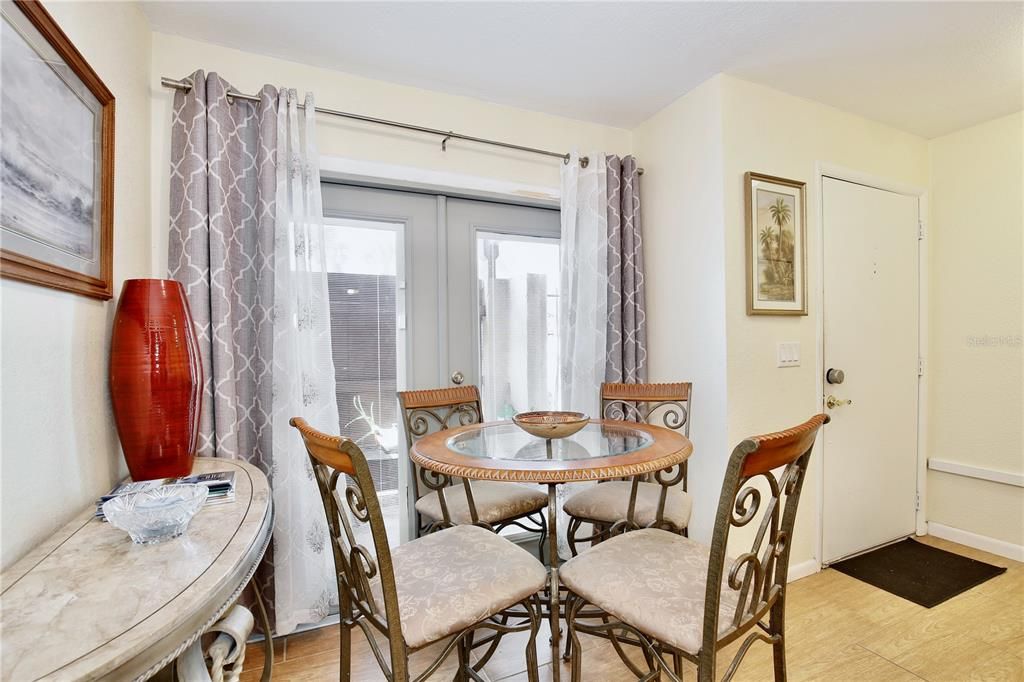 For Sale: $299,999 (3 beds, 2 baths, 1284 Square Feet)