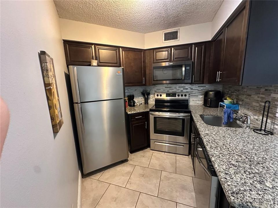 For Rent: $2,049 (2 beds, 2 baths, 820 Square Feet)