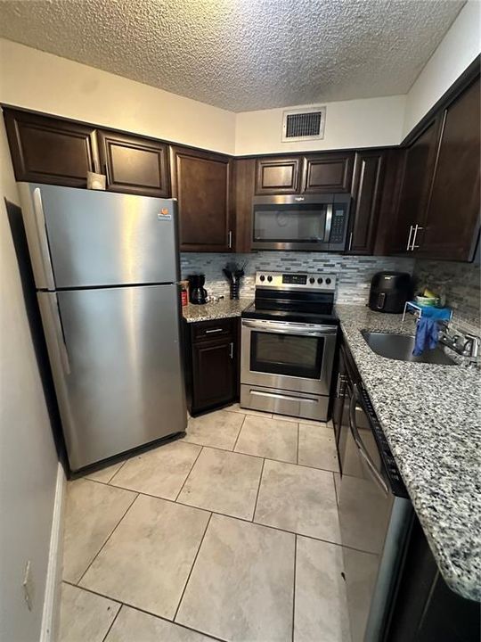 For Rent: $2,049 (2 beds, 2 baths, 820 Square Feet)