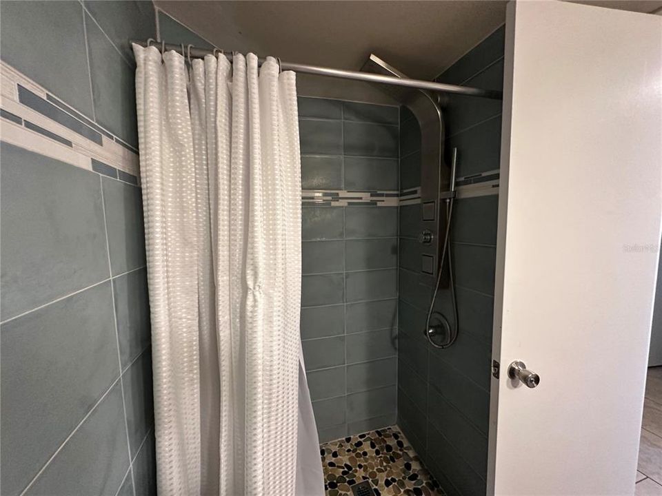 For Rent: $2,049 (2 beds, 2 baths, 820 Square Feet)