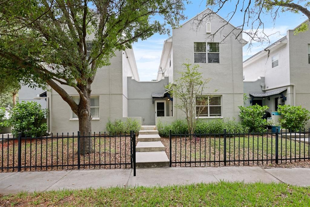 For Rent: $2,600 (2 beds, 2 baths, 1261 Square Feet)