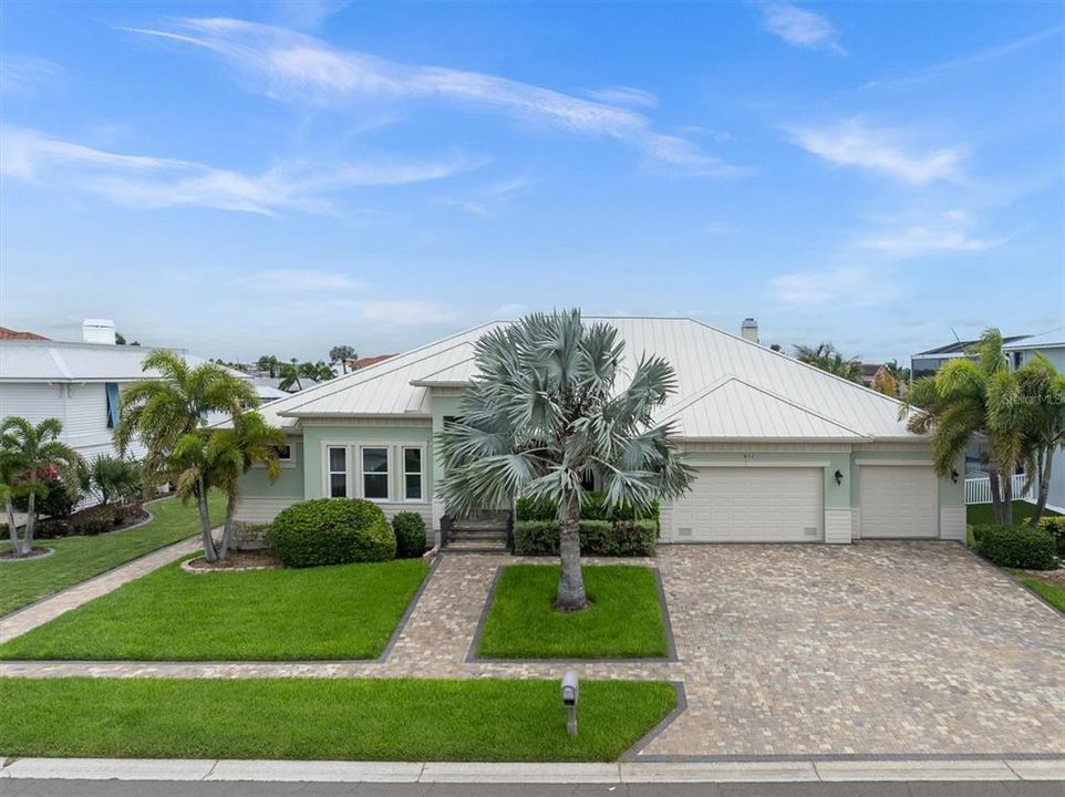 For Sale: $2,699,999 (4 beds, 4 baths, 3669 Square Feet)