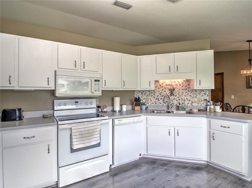 For Sale: $295,000 (3 beds, 2 baths, 1358 Square Feet)