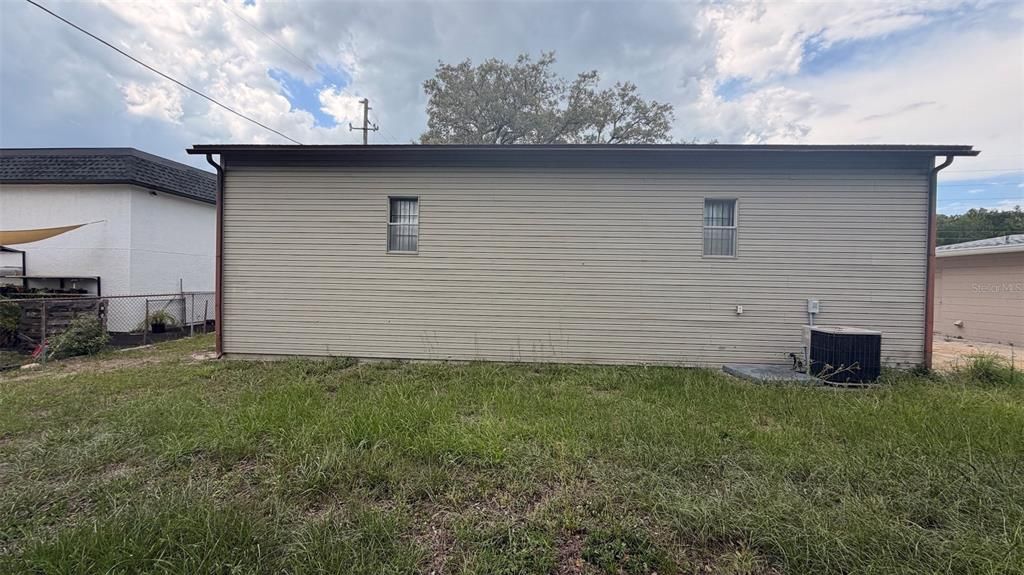 For Sale: $140,000 (2 beds, 1 baths, 816 Square Feet)
