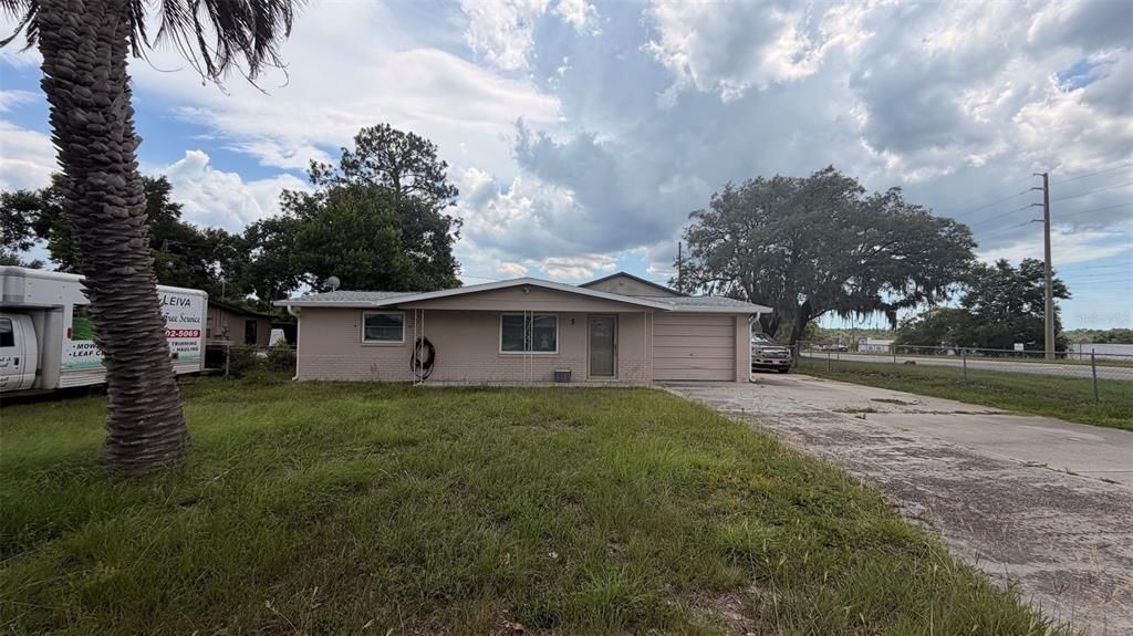 For Sale: $140,000 (2 beds, 1 baths, 816 Square Feet)