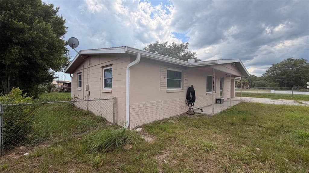 For Sale: $140,000 (2 beds, 1 baths, 816 Square Feet)