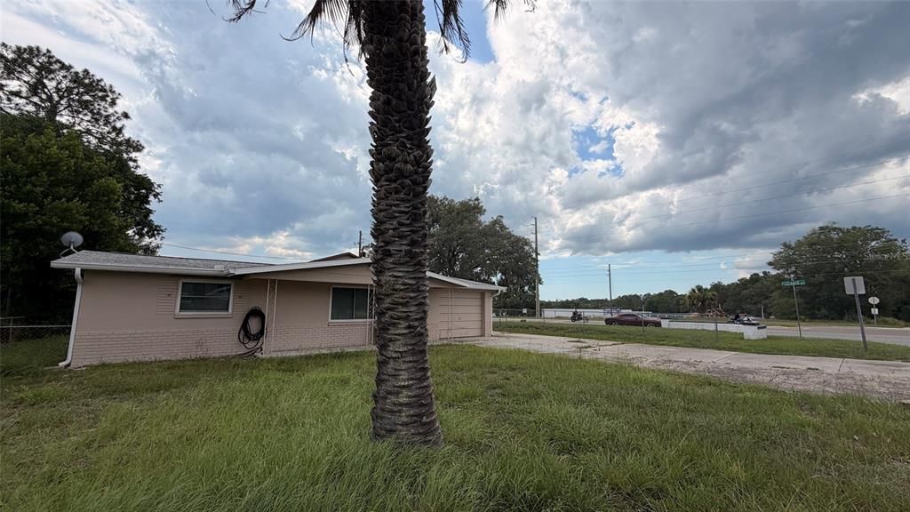 For Sale: $140,000 (2 beds, 1 baths, 816 Square Feet)
