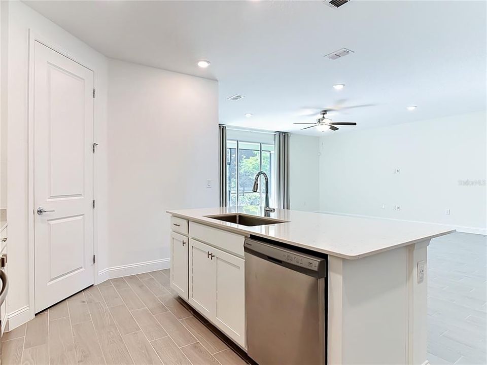 En Venta: $399,990 (4 camas, 3 baños, 2040 Pies cuadrados)