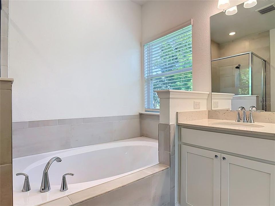 En Venta: $399,990 (4 camas, 3 baños, 2040 Pies cuadrados)