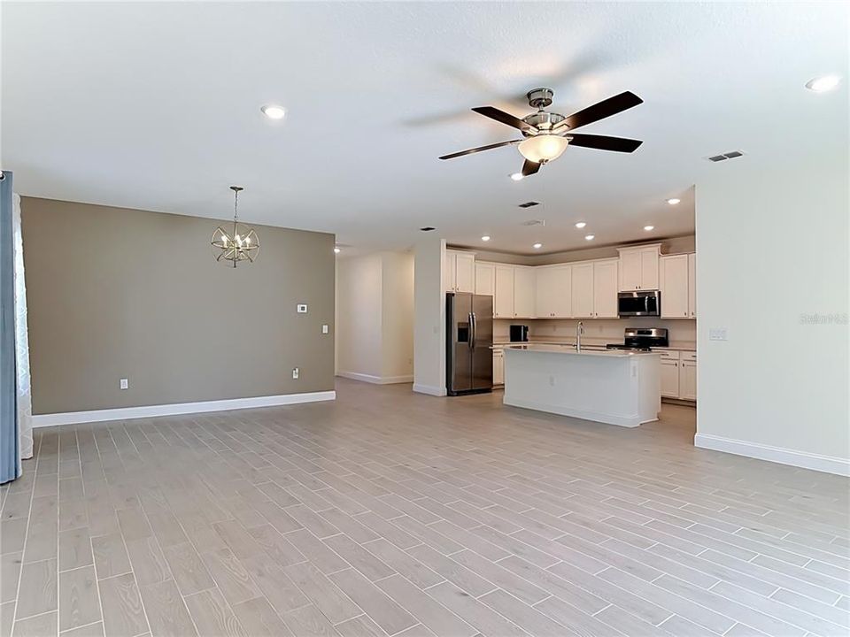 En Venta: $399,990 (4 camas, 3 baños, 2040 Pies cuadrados)