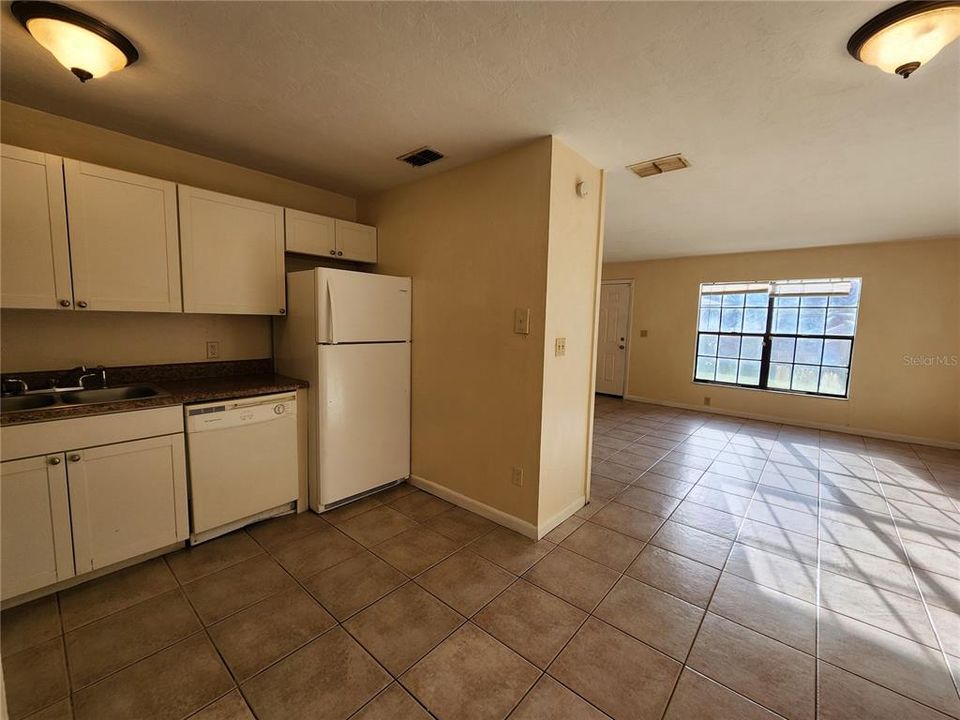 For Rent: $975 (2 beds, 1 baths, 837 Square Feet)