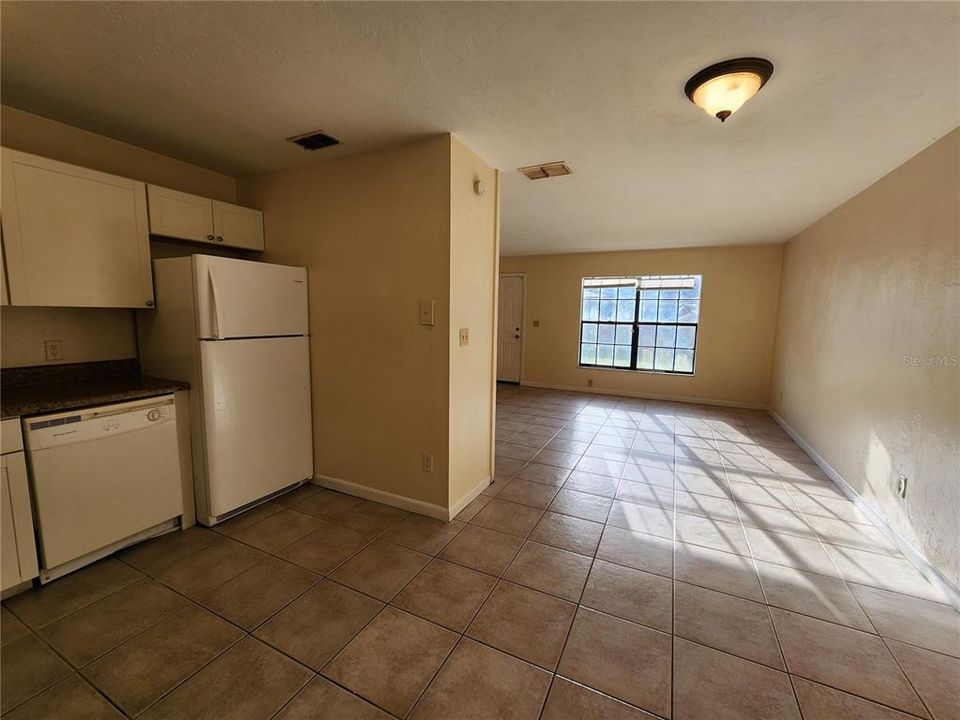 For Rent: $975 (2 beds, 1 baths, 837 Square Feet)