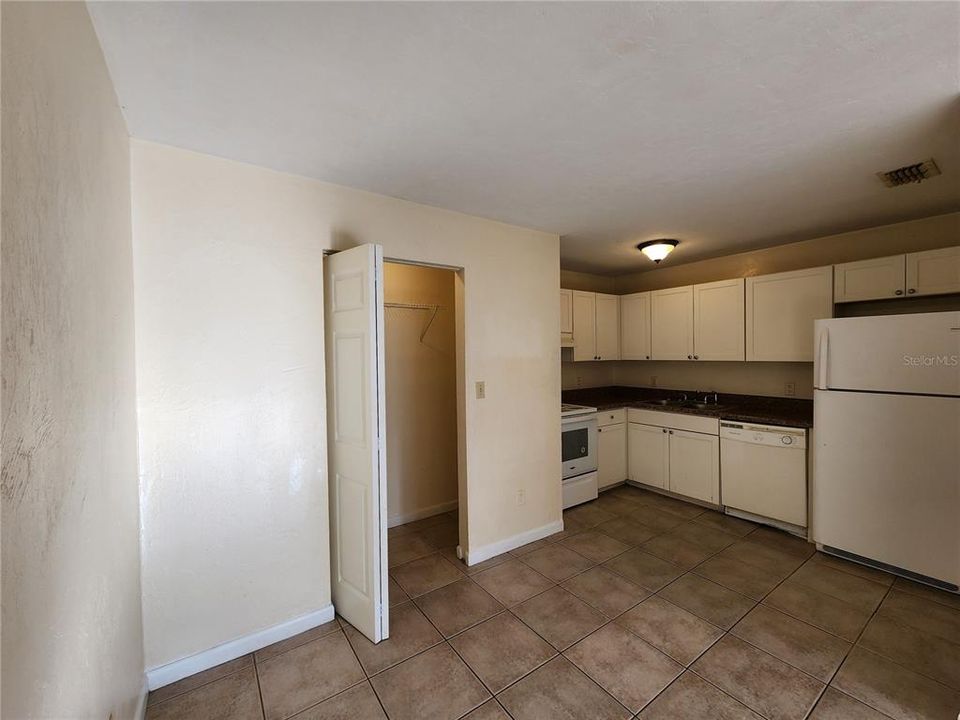 For Rent: $975 (2 beds, 1 baths, 837 Square Feet)