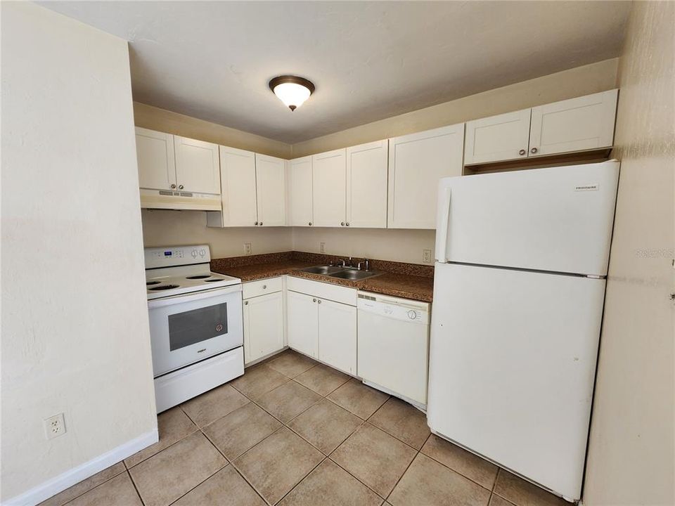 For Rent: $975 (2 beds, 1 baths, 837 Square Feet)