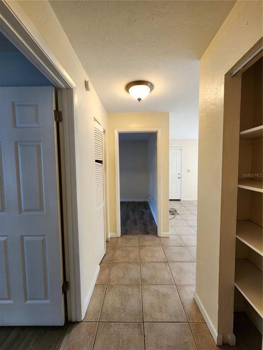 For Rent: $975 (2 beds, 1 baths, 837 Square Feet)
