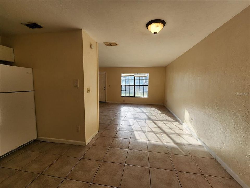 For Rent: $975 (2 beds, 1 baths, 837 Square Feet)