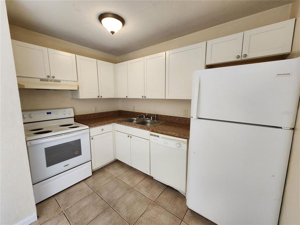 For Rent: $975 (2 beds, 1 baths, 837 Square Feet)