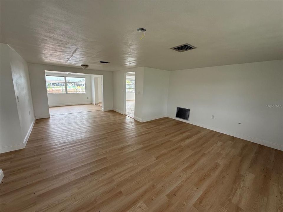 For Sale: $369,900 (2 beds, 2 baths, 1479 Square Feet)