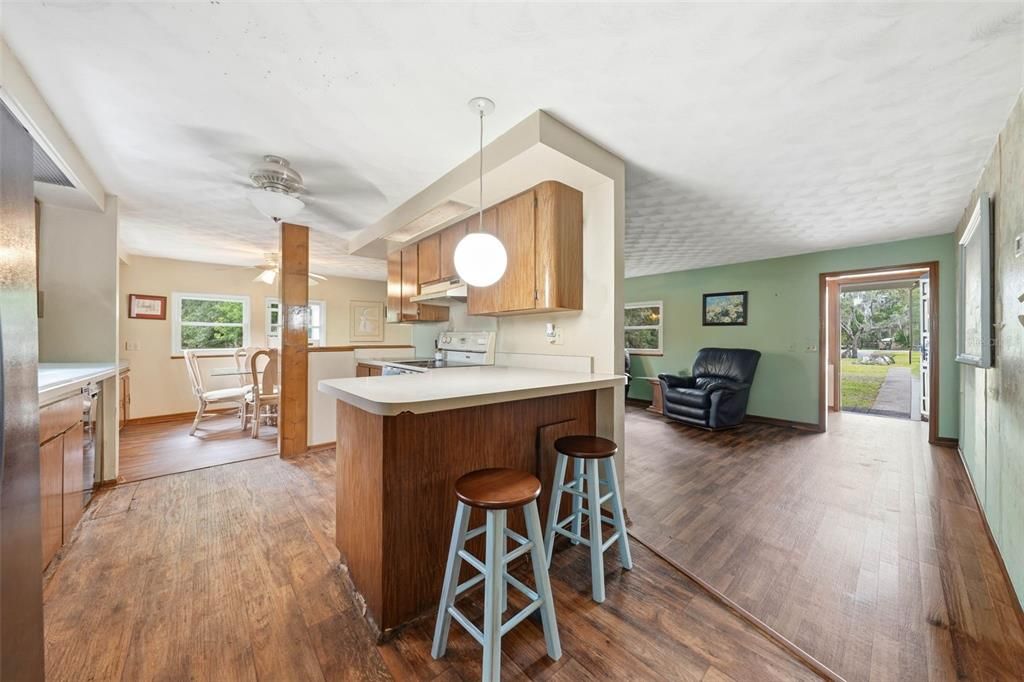 For Sale: $145,000 (2 beds, 2 baths, 1296 Square Feet)
