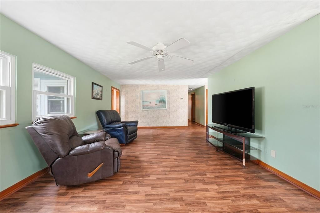 For Sale: $145,000 (2 beds, 2 baths, 1296 Square Feet)