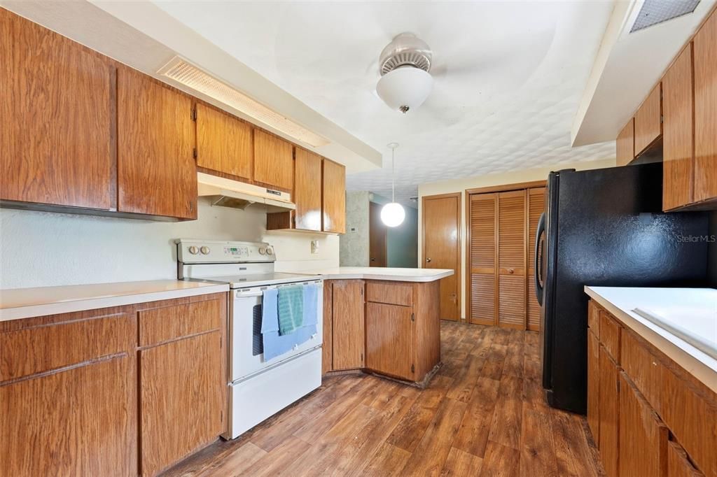 For Sale: $145,000 (2 beds, 2 baths, 1296 Square Feet)