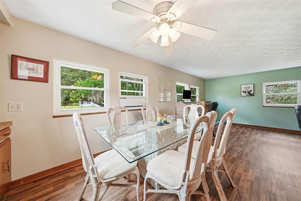 For Sale: $145,000 (2 beds, 2 baths, 1296 Square Feet)