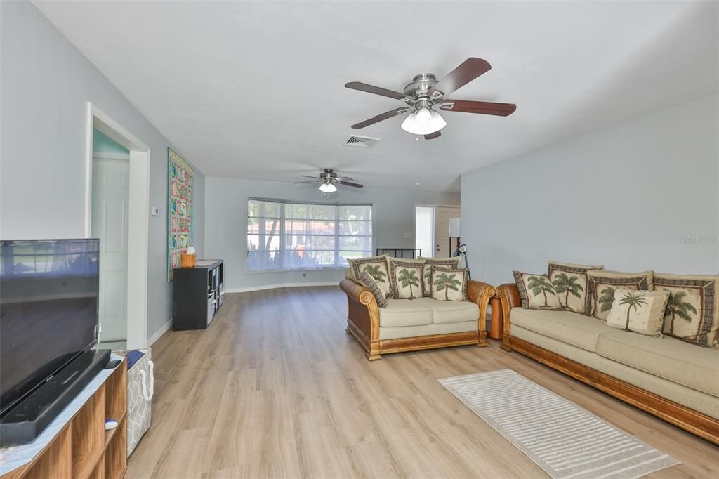 For Sale: $420,000 (2 beds, 2 baths, 1586 Square Feet)
