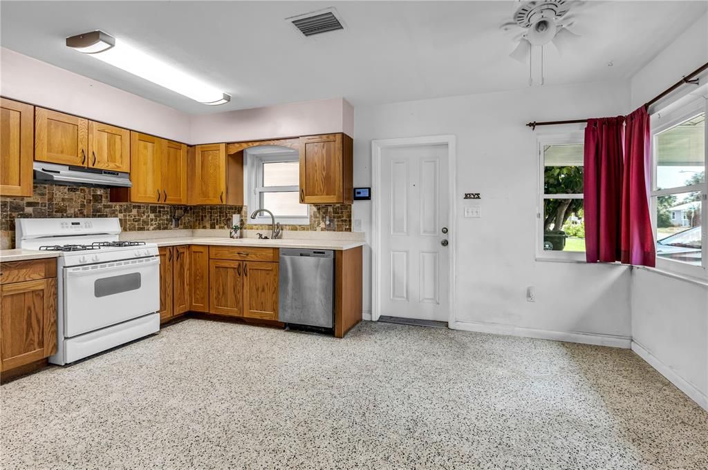 For Sale: $218,500 (2 beds, 1 baths, 1119 Square Feet)