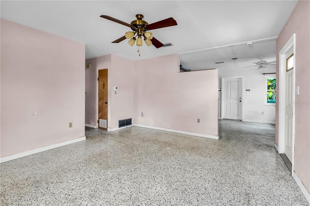 For Sale: $218,500 (2 beds, 1 baths, 1119 Square Feet)