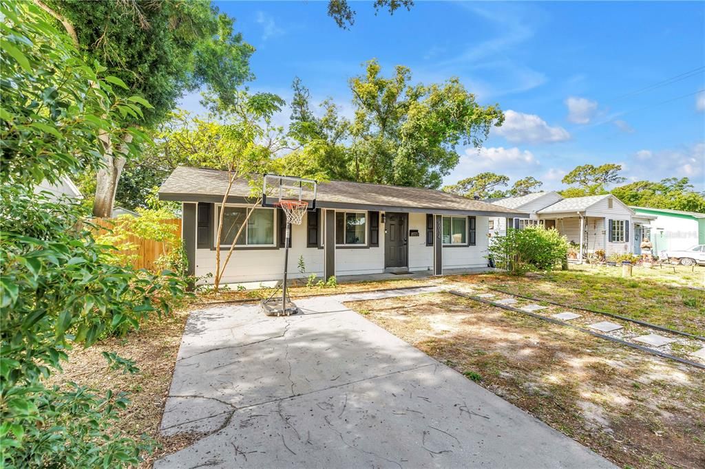 For Rent: $1,950 (2 beds, 1 baths, 1062 Square Feet)